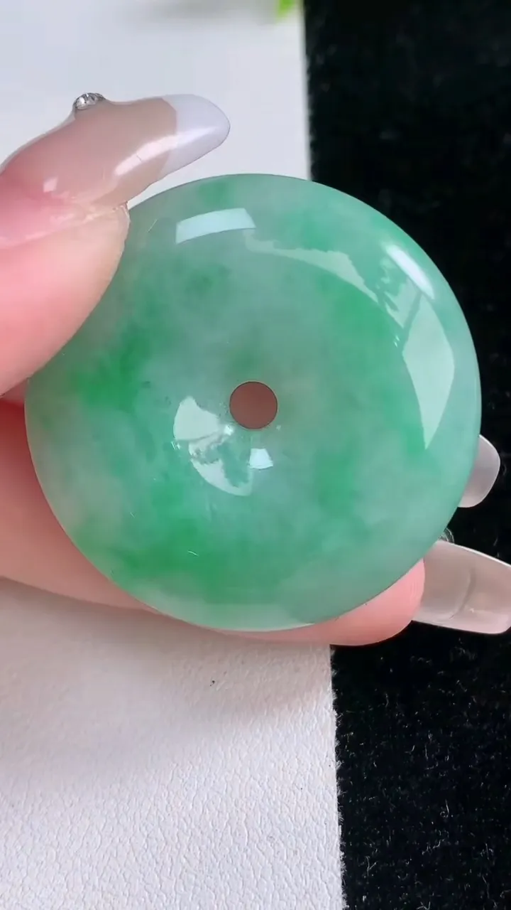 天然A货翡翠平安扣吊坠，尺寸36-8，重量:21.36g
1月29日