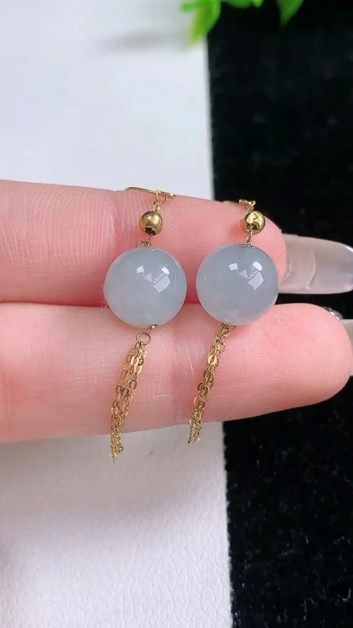 天然A货翡翠圆珠耳坠，尺寸10，重量:3.89g1月29日
工厂直销收藏佳品,种好水足，色泽均匀，有种有色，上手高大气！