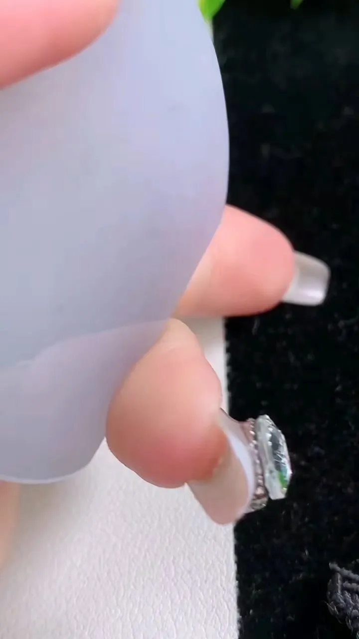 天然A货翡翠冰种紫罗兰无事牌镶嵌件，尺寸53.6-40.7-5.4，重量:35.62g
1月29日