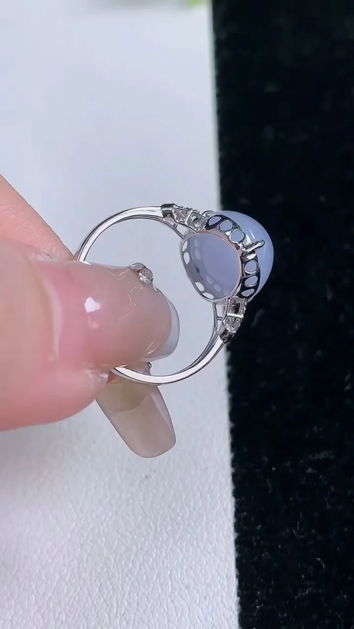 天然A货翡翠18K金紫罗兰蛋面戒指，尺寸17.5-13-11-6.8，重量:2.36g2026年1月29日
工厂直销收藏佳品,种好水足，色泽均匀，有种有色，上手高大气！