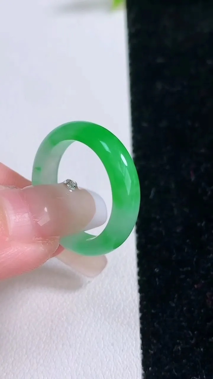 天然A货翡翠指环戒指，尺寸18.5-5.3-3，重量:3.52g2026年1月29日
工厂直销收藏佳品,种好水足，色泽均匀，有种有色，上手高大气！