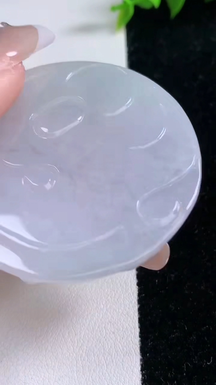 天然A货翡翠紫罗兰大日如来吊坠，尺寸52.8-49-5，重量:28.10g
1月29日