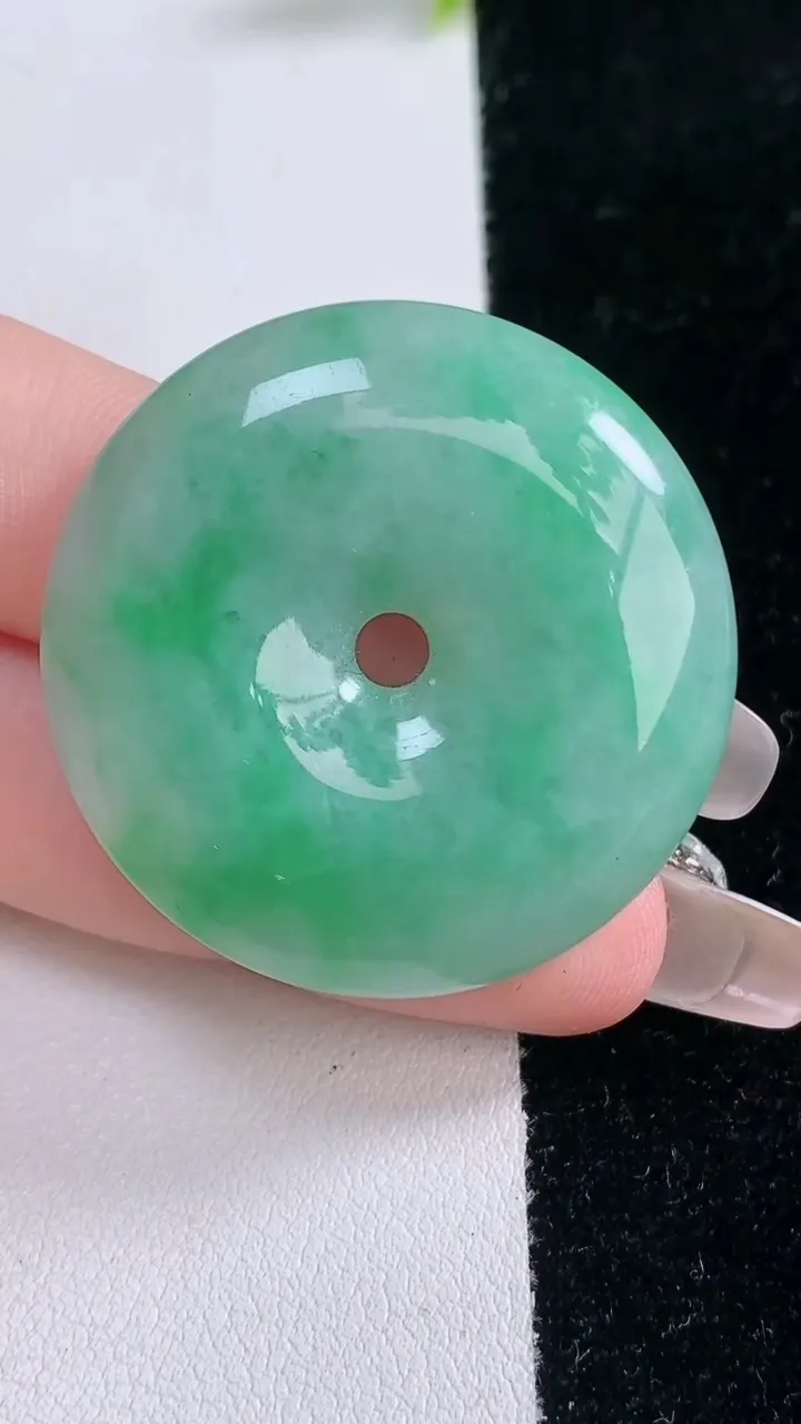 天然A货翡翠平安扣吊坠，尺寸36-8，重量:21.36g
1月29日