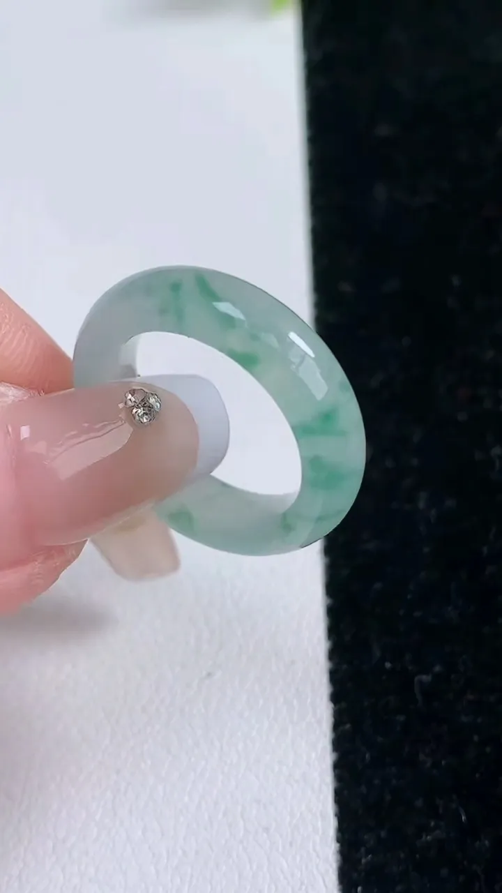 天然A货翡翠冰种飘花指环戒指，尺寸16.4-5.6-3.8，重量:4.01g2026年1月29日
工厂直销收藏佳品,种好水足，色泽均匀，有种有色，上手高大气！