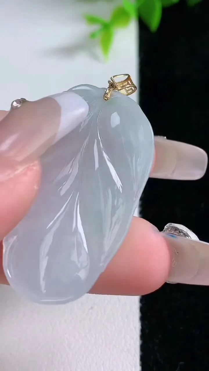 天然A货翡翠金枝玉叶 叶子吊坠，尺寸37.8-22.2-4，重量:7.13g
1月29日