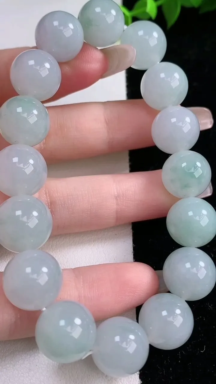 天然A货翡翠圆珠手串，尺寸12.5-16颗，重量:56.50g1月29日
工厂直销收藏佳品,种好水足