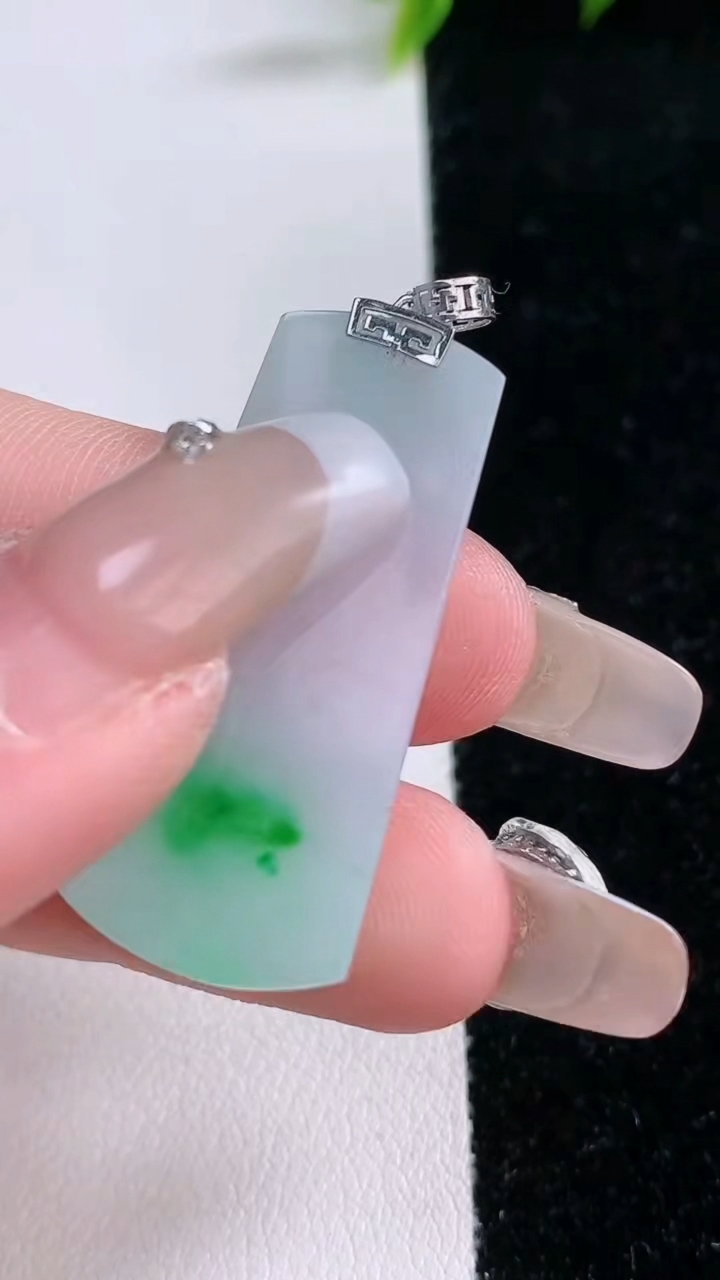 天然A货翡翠无事牌吊坠，尺寸36.2-15.2-3.4，重量:5.30g
1月29日