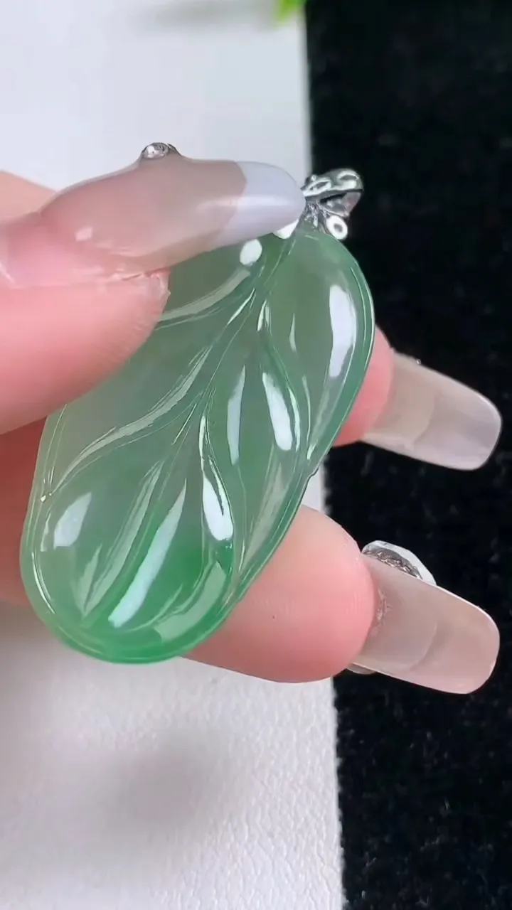 天然A货翡翠金枝玉叶 叶子吊坠，尺寸38.7-20.7-4，重量:7.56g
1月29日