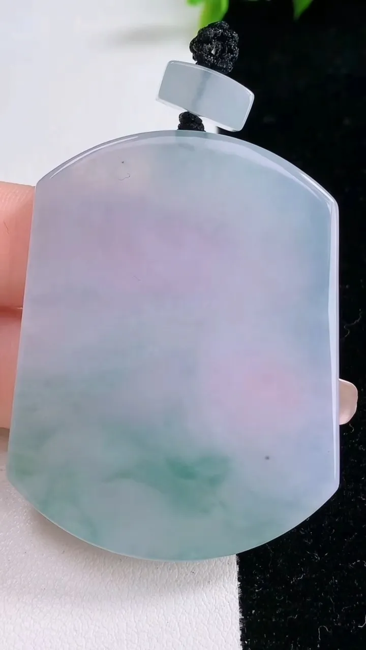 天然A货翡翠种飘花无事牌吊坠，尺寸53-40.6-5.5，重量:36.36g
1月29日