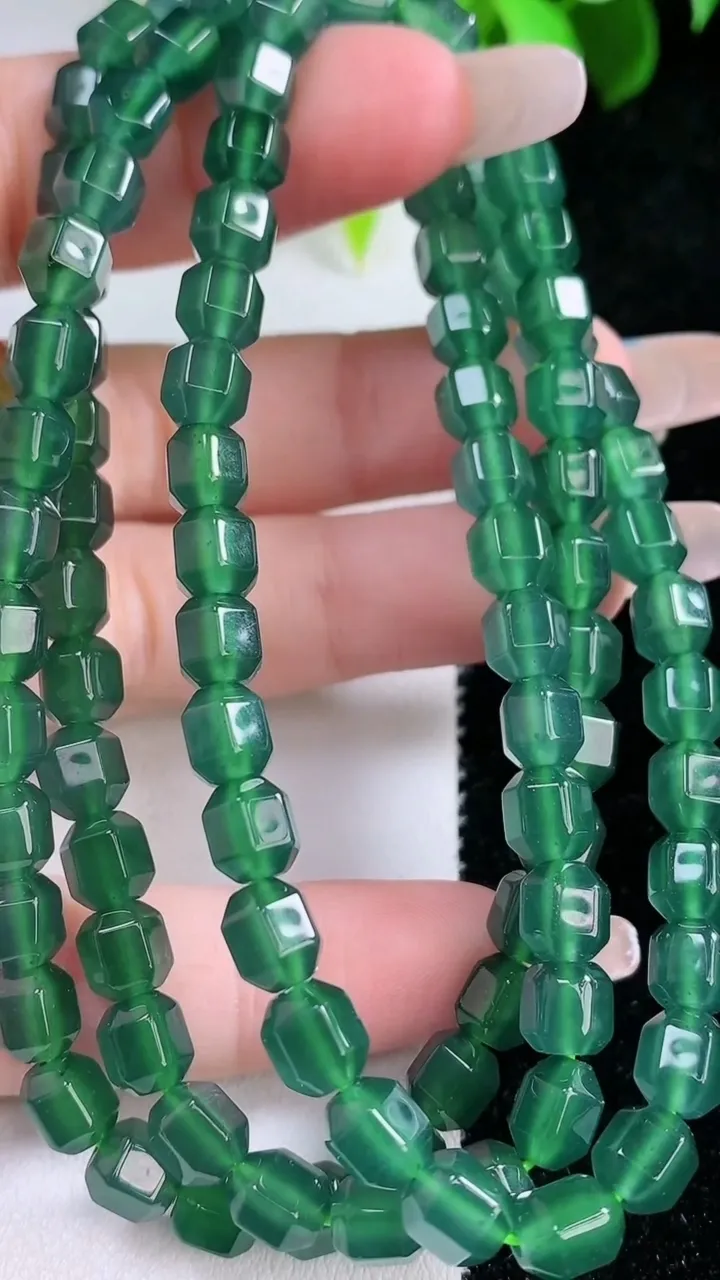 天然A货翡翠路路通项链，尺寸6-5.3，重量:41.96g1月29日
工厂直销收藏佳品,种好水足，色泽均匀，有种有色，上手高大气！