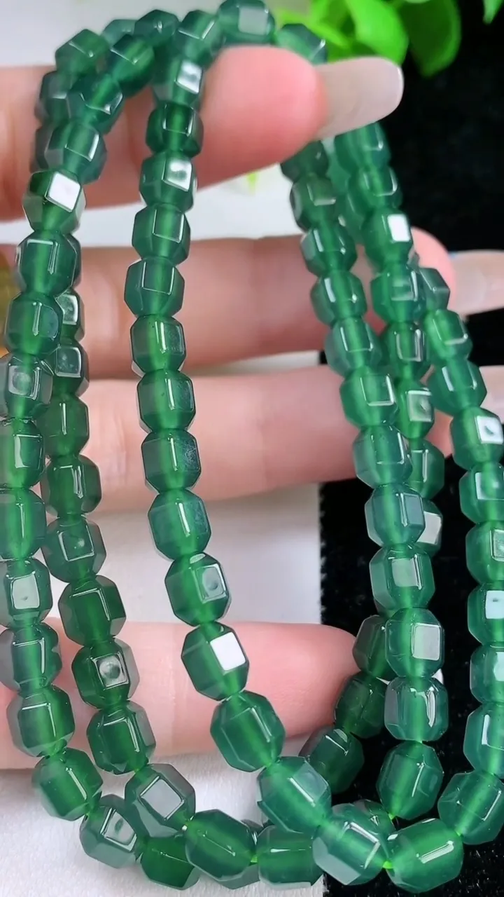 天然A货翡翠路路通项链，尺寸6-5.3，重量:41.96g1月29日
工厂直销收藏佳品,种好水足，色泽均匀，有种有色，上手高大气！