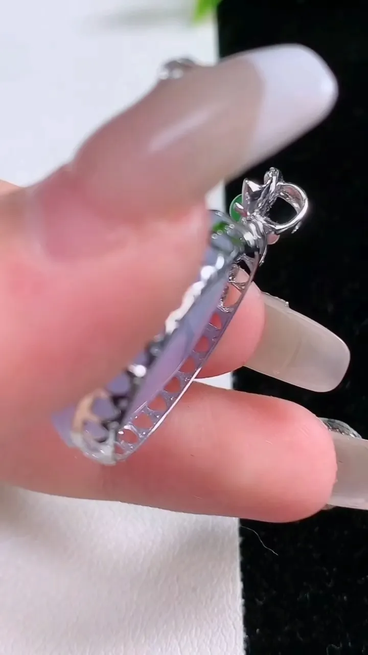 天然A货翡翠18K金紫罗兰蛋面吊坠，尺寸35.7-24.6-22.7-11.7，重量:13.78g
1月29日