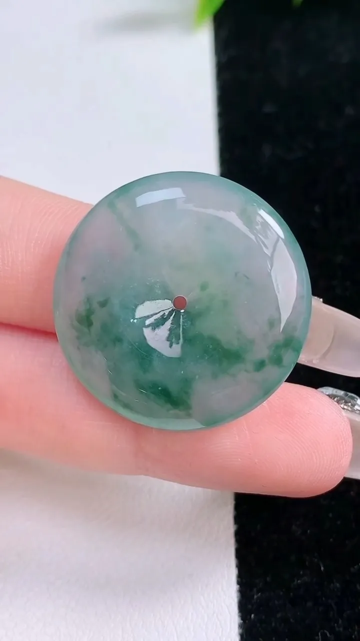 天然A货翡翠冰种飘花平安扣吊坠，尺寸28.2-5.8，重量:9.43g
1月29日