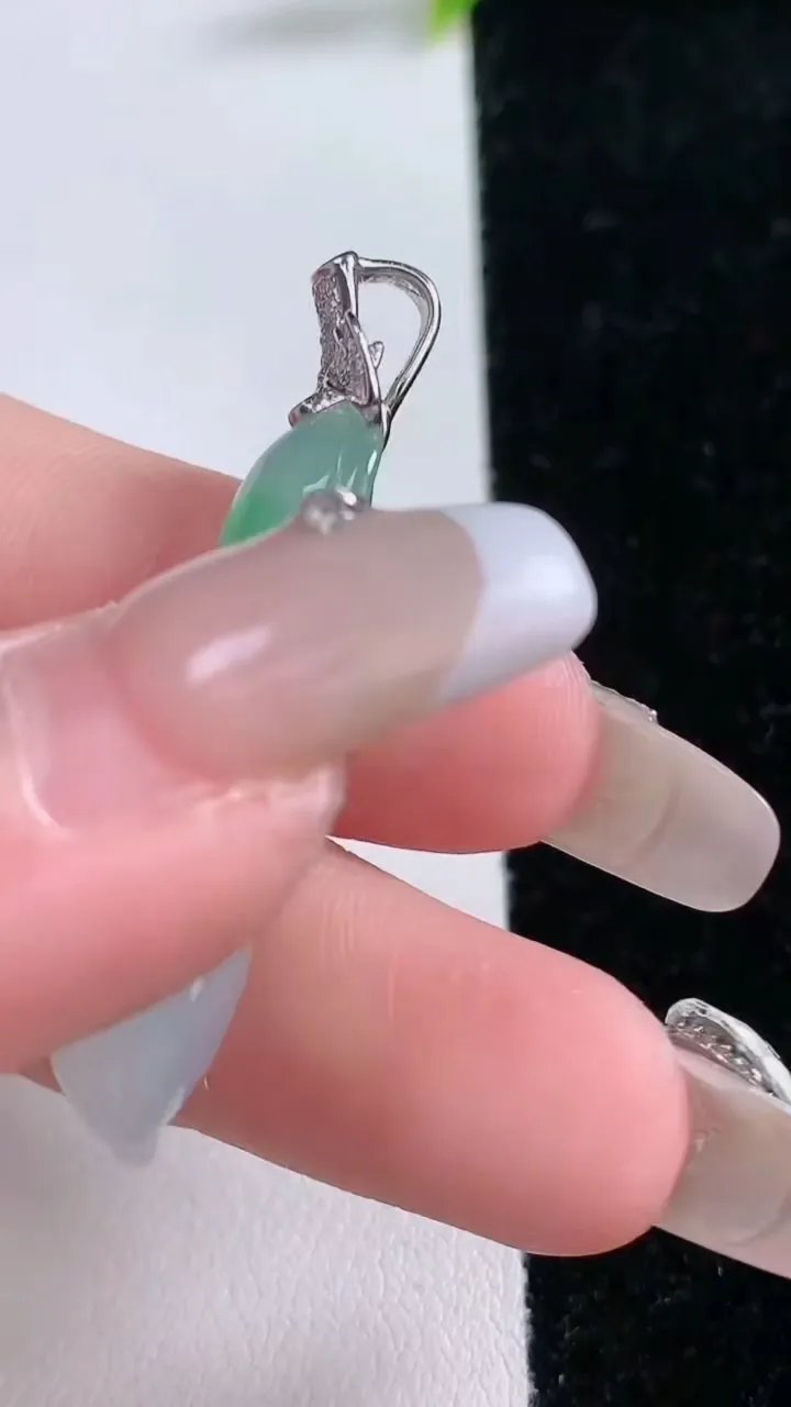 天然A货翡翠福豆吊坠，尺寸32.3-13.7-8.5，重量:6.81g
1月29日