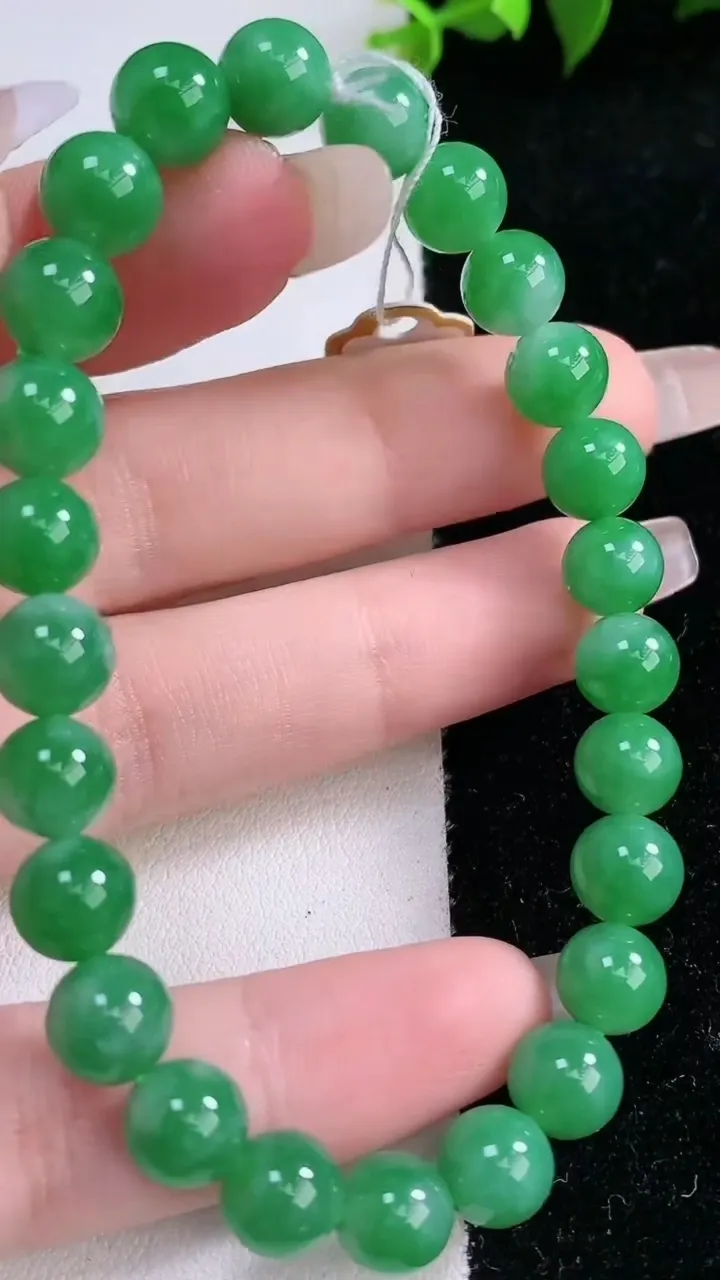 天然A货翡翠圆珠手串，尺寸7.5-25颗，重量:18.84g1月29日
工厂直销收藏佳品,种好水足，
