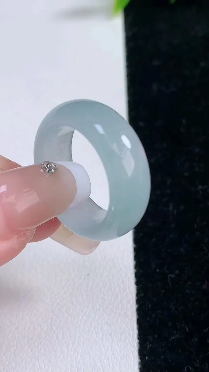 天然A货翡翠指环戒指，尺寸17.5-7.8-3.7，重量:6.23g2026年1月29日
工厂直销收藏佳品,种好水足，色泽均匀，有种有色，上手高大气！