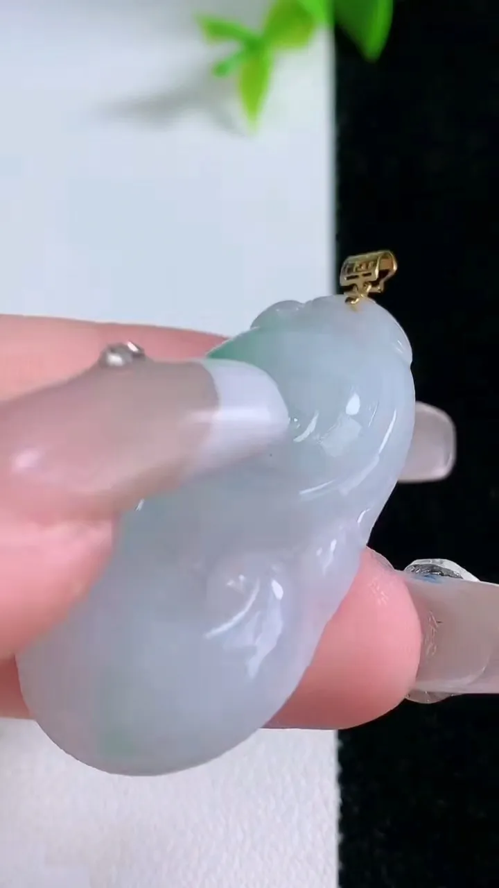 天然A货翡翠如意吊坠，尺寸38.7-22.2-5.8，重量:9.59g
1月29日