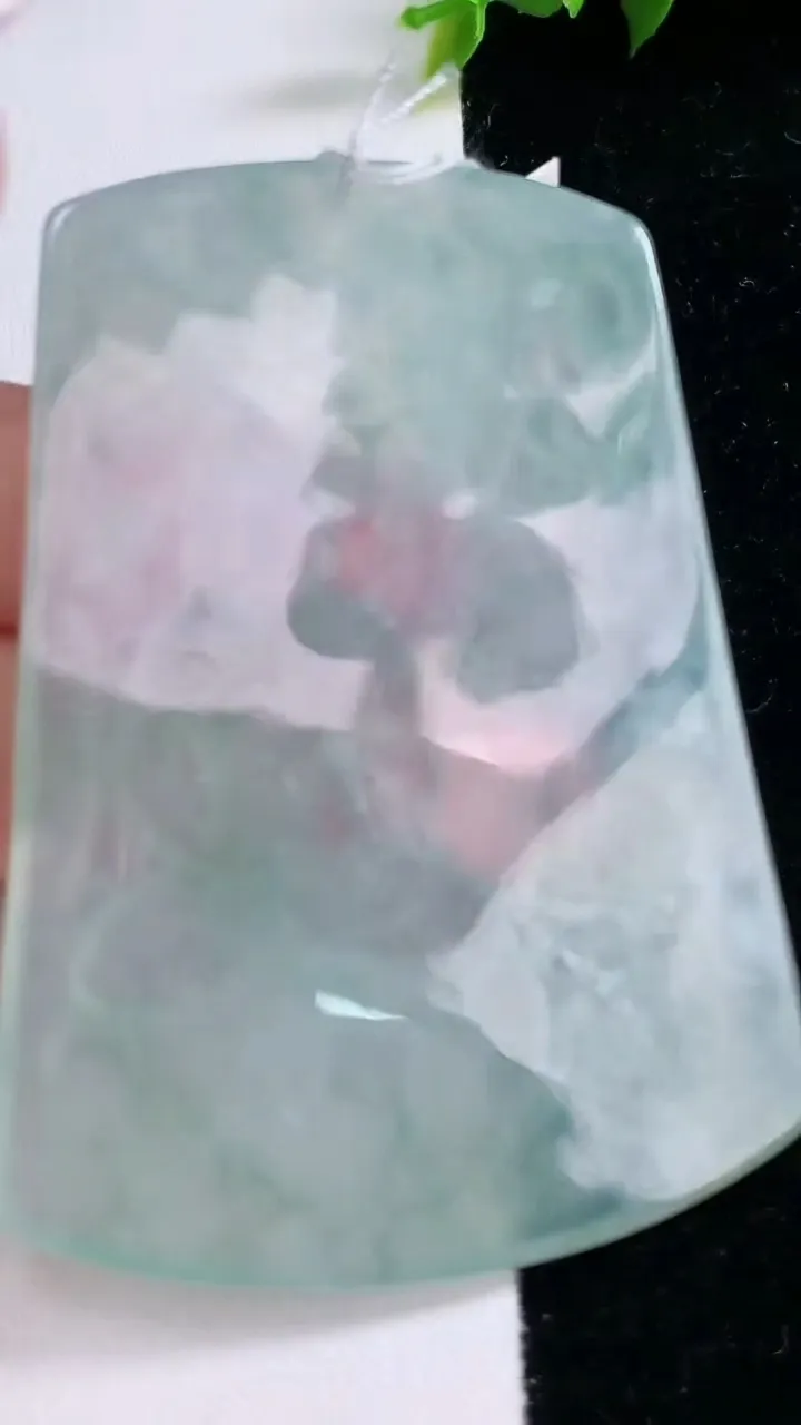 天然A货翡翠种飘花普贤菩萨吊坠，尺寸69-50.3-4.3，重量:35.83g
1月29日