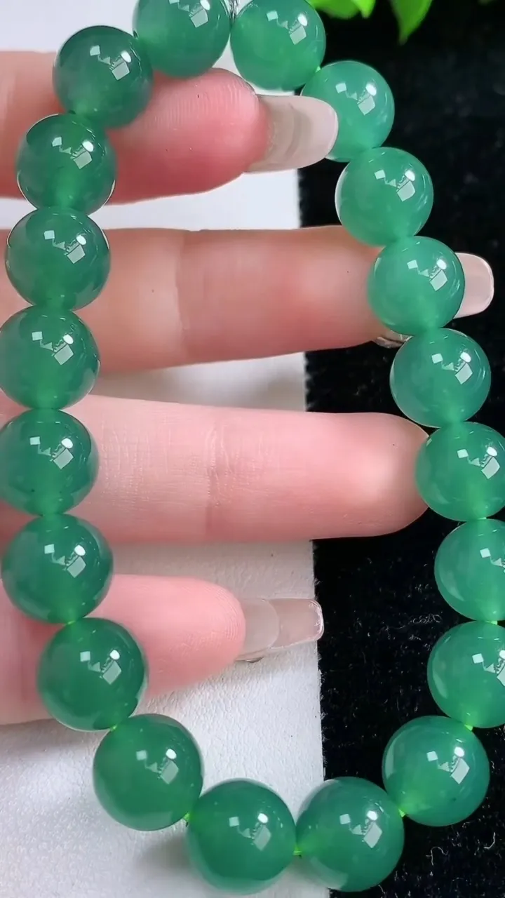 天然A货翡翠圆珠手串，尺寸10-20颗，重量:33.85g1月29日
工厂直销收藏佳品,种好水足，色泽均匀，有种有色，上手高大气！