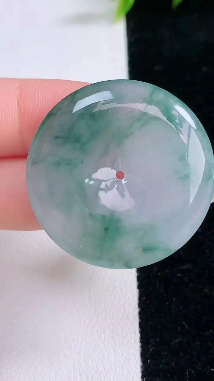 天然A货翡翠冰种飘花平安扣吊坠，尺寸34.8-5.6，重量:15.37g
1月29日