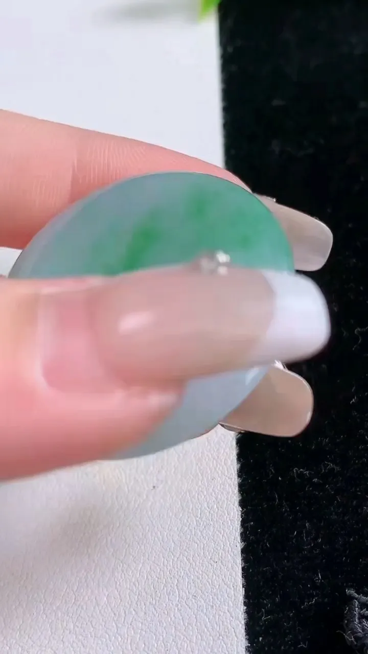 天然A货翡翠平安扣吊坠，尺寸34.6-5.7，重量:14.94g
1月29日