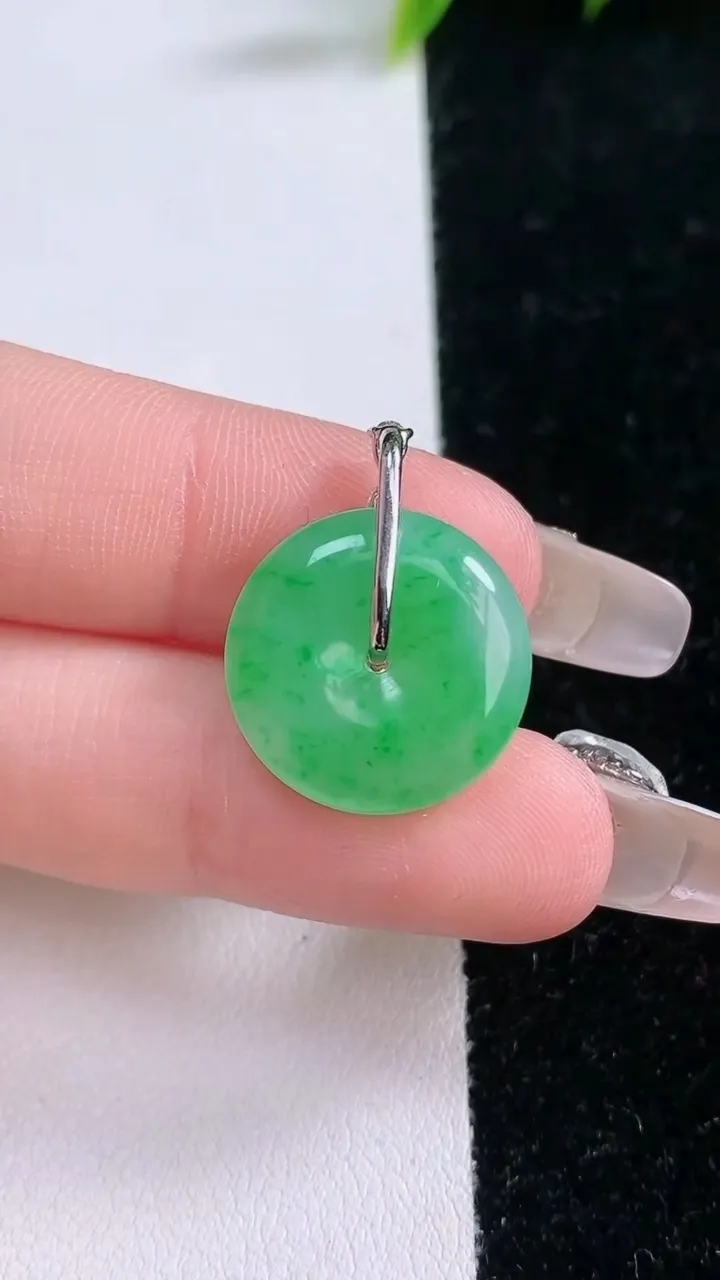 天然A货翡翠平安扣吊坠，尺寸17.5-4.2，重量:3.10g
1月29日