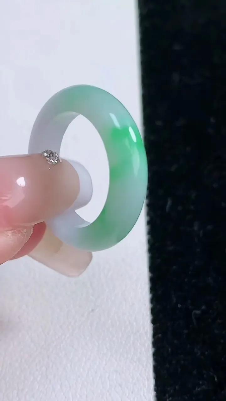 天然A货翡翠指环戒指，尺寸17.2-5-3.6，重量:3.70g2026年1月29日
工厂直销收藏佳品,种好水足，色泽均匀，有种有色，上手高大气！