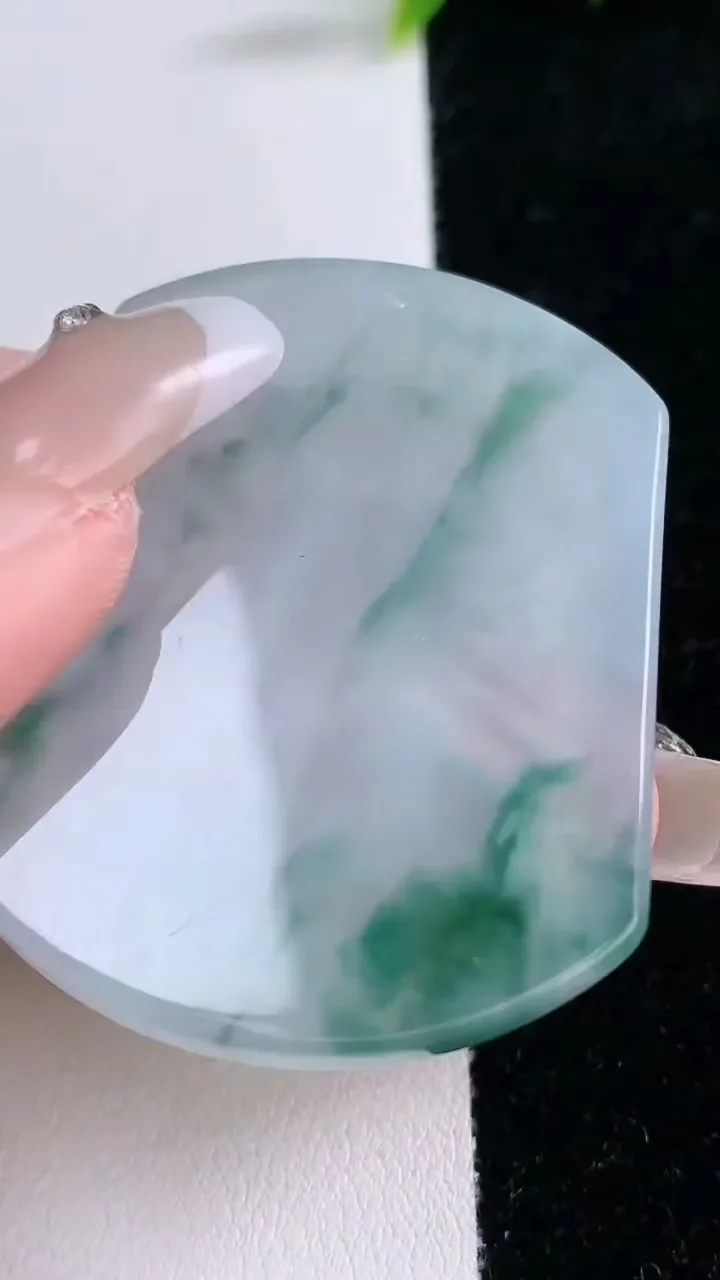 天然A货翡翠种飘花千手观音吊坠，尺寸49.6-39-5.2，重量:24.13g
1月29日