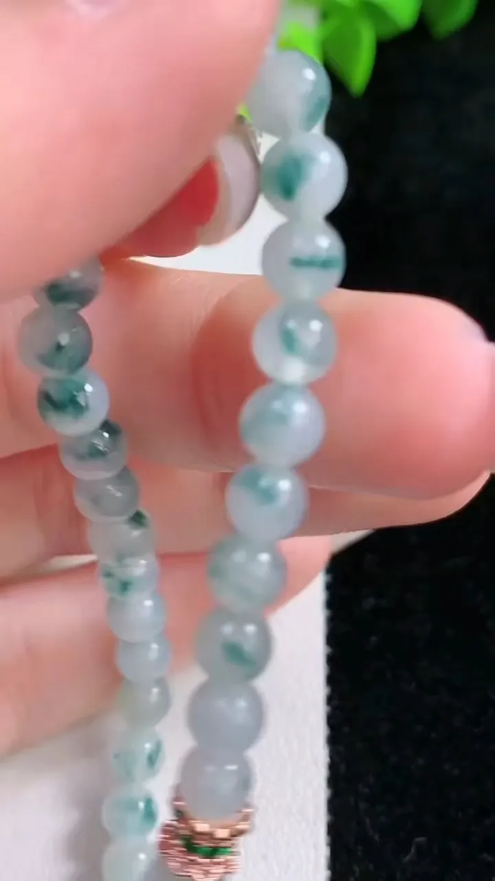 天然A货翡翠飘花圆珠手串，尺寸5.3-32颗，重量:8.80g1月29日
工厂直销收藏佳品,种好水足，色泽均匀，有种有色，上手高大气！