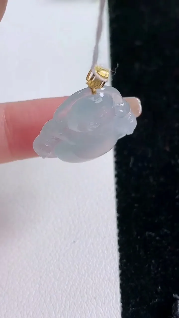 天然A货翡翠种白冰佛公吊坠，尺寸21.7-23.2-4.7，重量:3.72g
1月29日