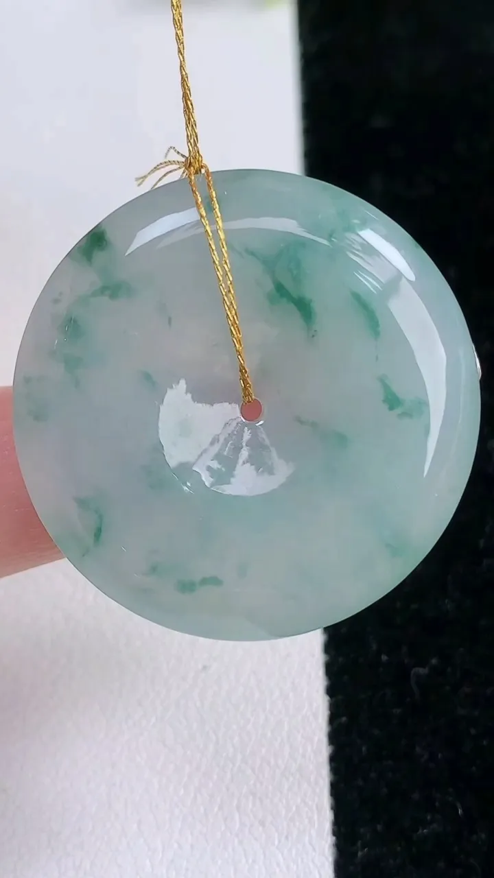 天然A货翡翠冰种飘花平安扣吊坠，尺寸33-5.3，重量:13.17g
1月29日