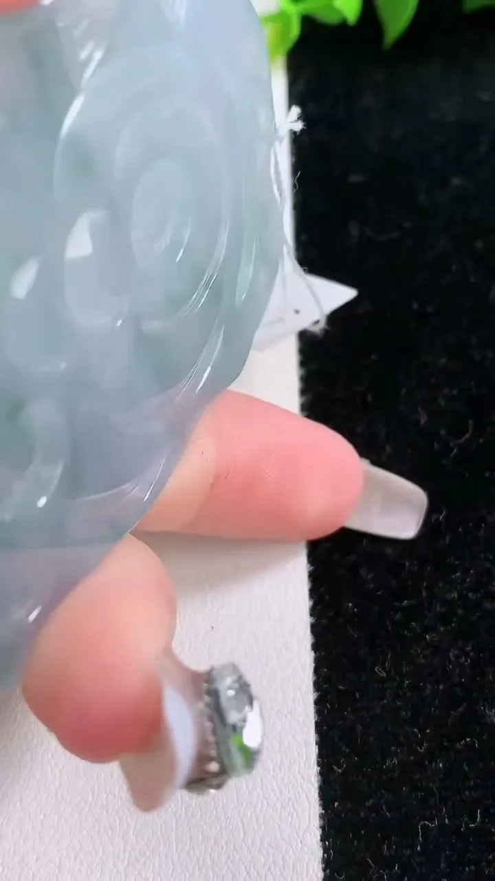 天然A货翡翠种飘花大势至菩萨吊坠，尺寸68-47.3-6，重量:45.63g
1月29日