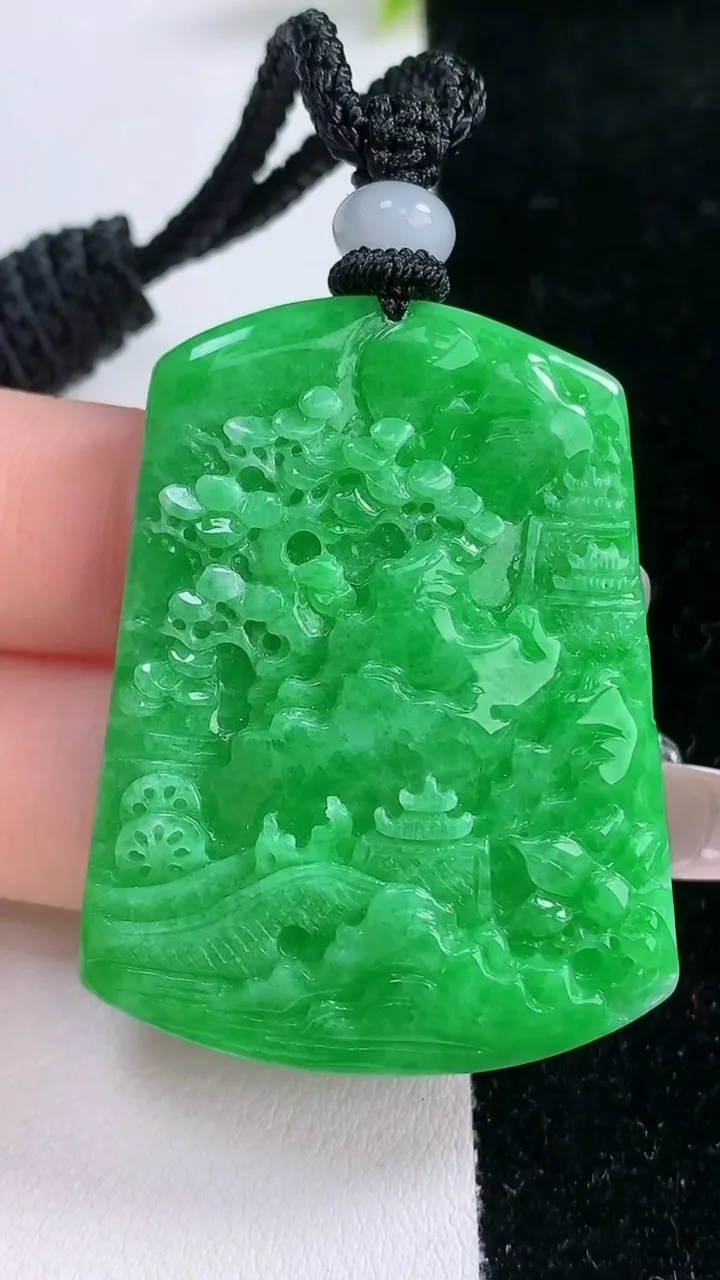 天然A货翡翠山水牌吊坠，尺寸44.4-34-7，重量:24.83g
1月29日
