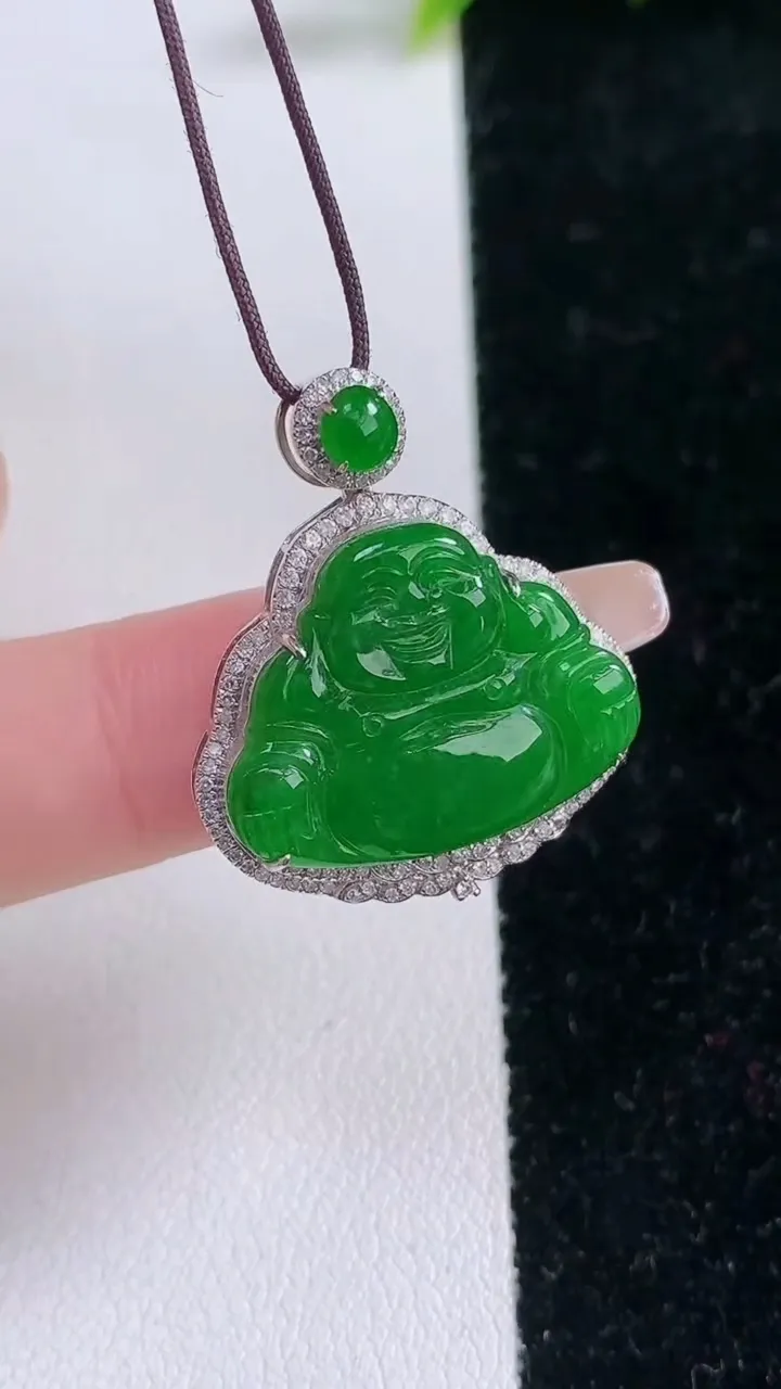 天然A货翡翠佛公吊坠，尺寸27-24-6，裸石17-21.7重量:4.42g
1月29日