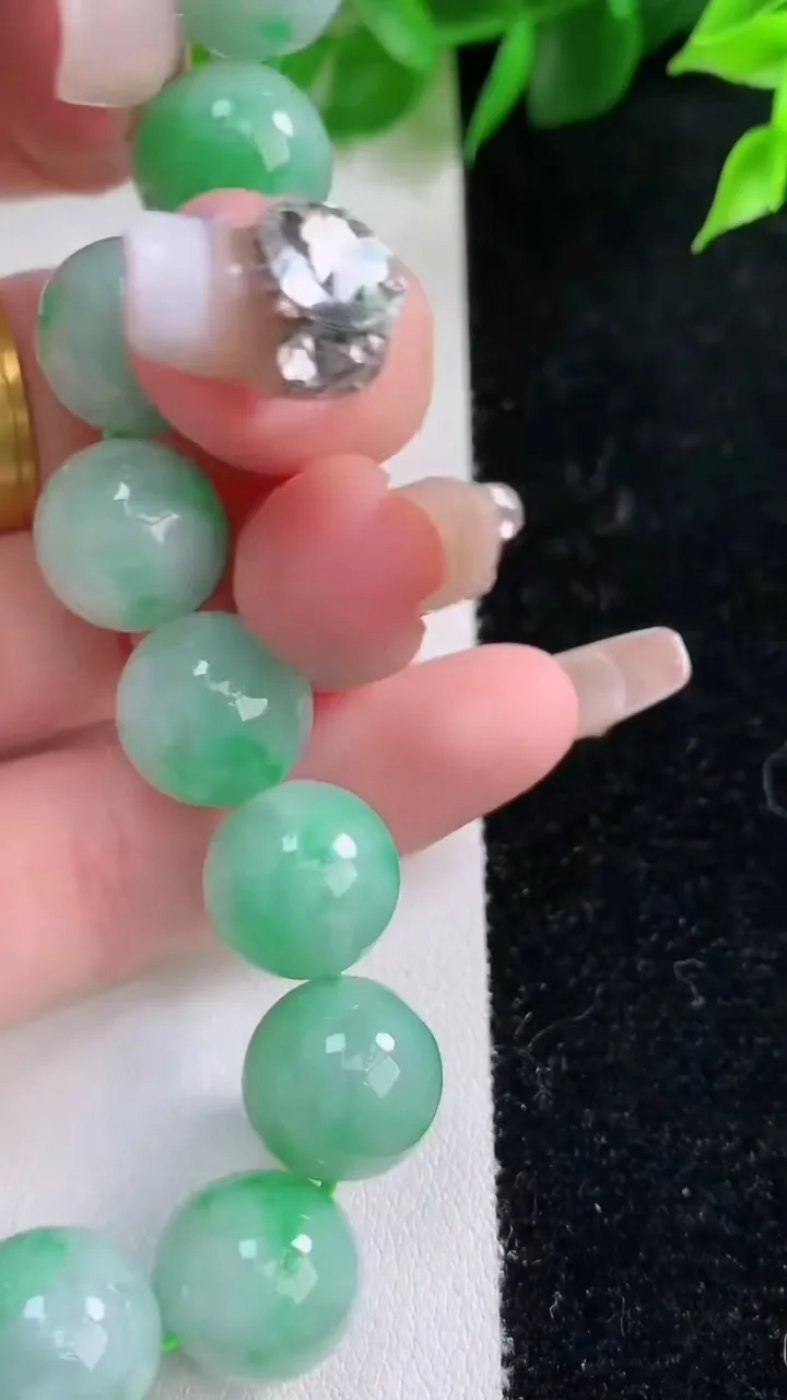 天然A货翡翠圆珠手串，尺寸12.5，重:55.74g1月29日
工厂直销收藏佳品,种好水足，色泽均匀，有种有色，上手高大气！