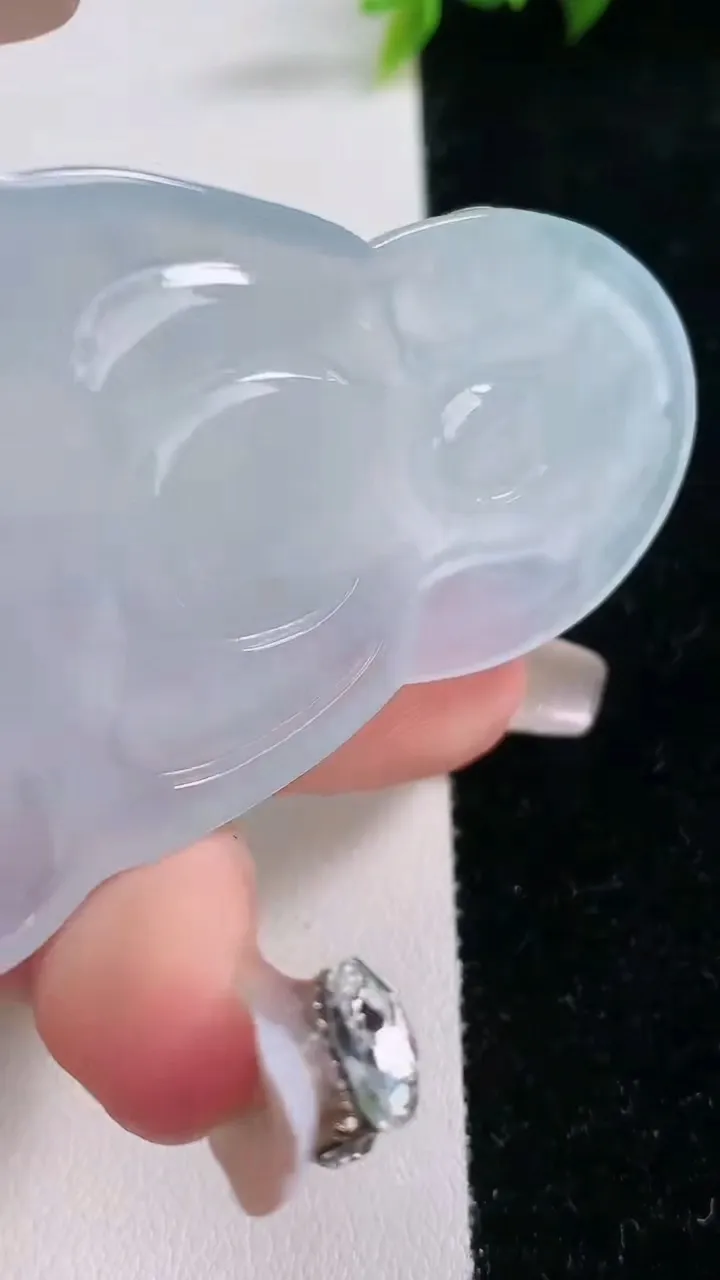 天然A货翡翠种白冰大势至菩萨吊坠，尺寸69.8-42-5.9，重量:32.38g
1月29日