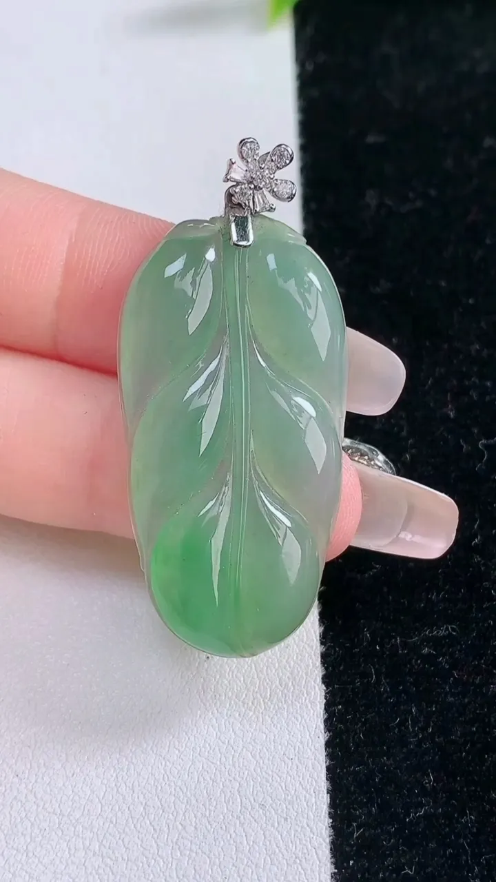 天然A货翡翠金枝玉叶 叶子吊坠，尺寸38.7-20.7-4，重量:7.56g
1月29日