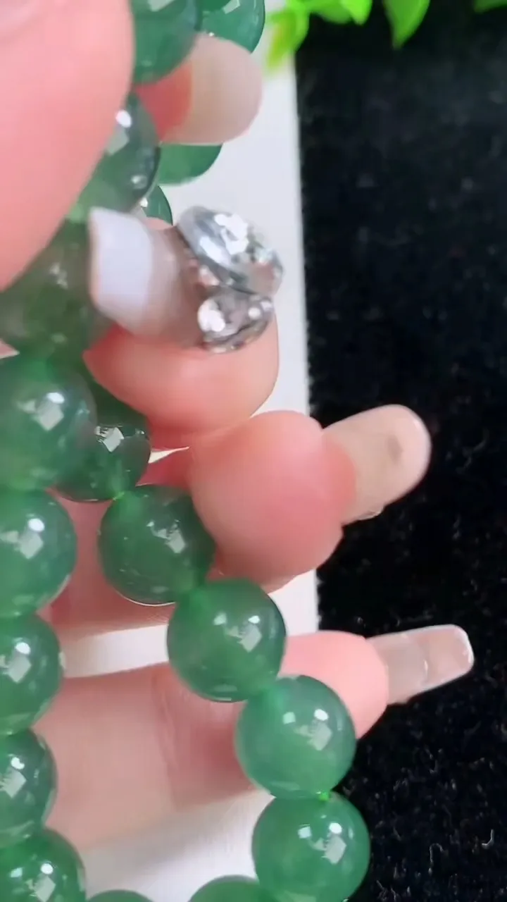 天然A货翡翠圆珠手串，尺寸10-20颗，重量:33.77g1月29日
工厂直销收藏佳品,种好水足，色泽均匀，有种有色，上手高大气！
