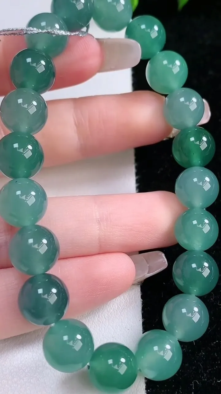 天然A货翡翠圆珠手串，尺寸9.6-20颗，重量:32.84g1月29日
工厂直销收藏佳品,种好水足，色泽均匀，有种有色，上手高大气！