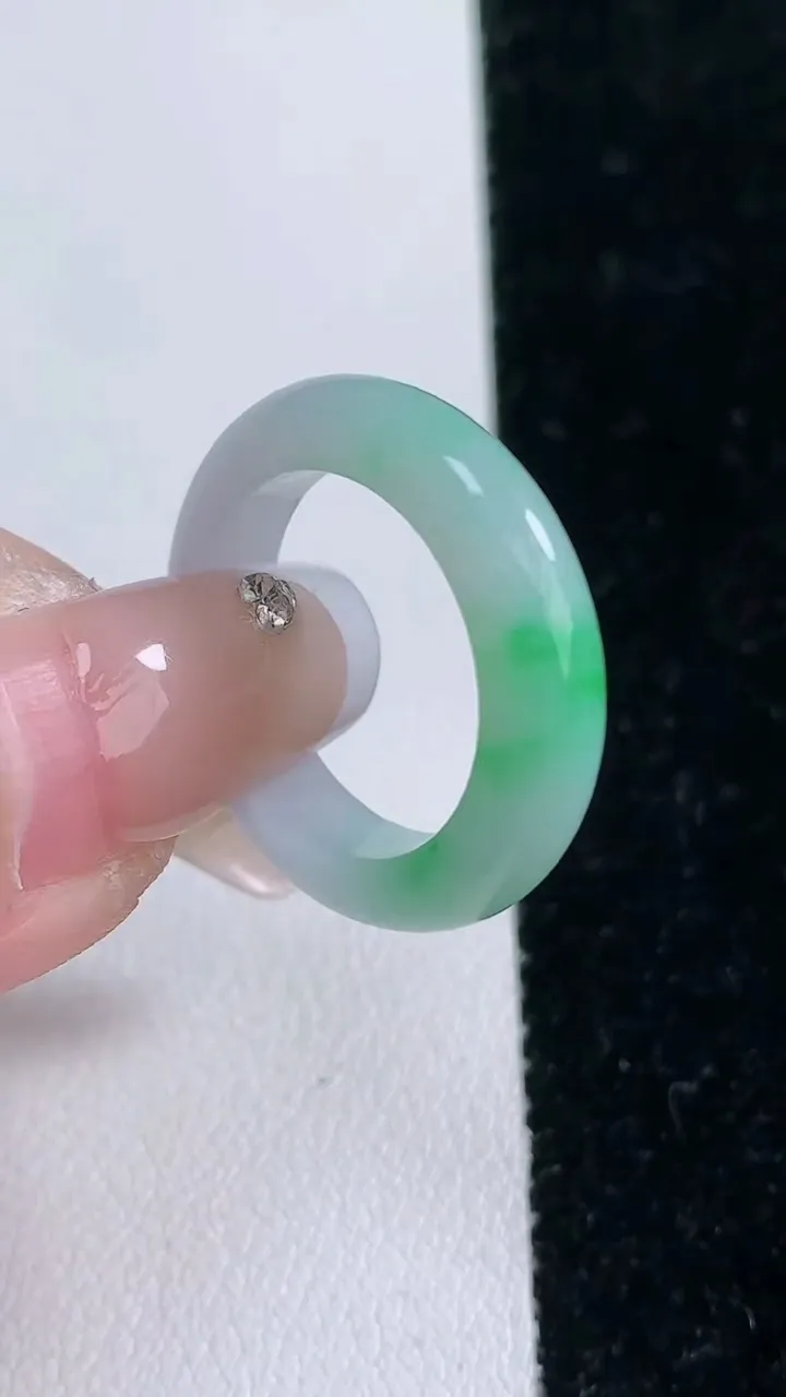 天然A货翡翠指环戒指，尺寸17.2-5-3.6，重量:3.70g2026年1月29日
工厂直销收藏佳品,种好水足，色泽均匀，有种有色，上手高大气！