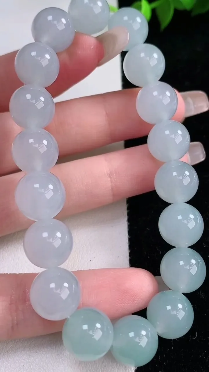 天然A货翡翠圆珠手串，尺寸11.3-18颗，重量:45.31g1月29日
工厂直销收藏佳品,种好水足，色泽均匀，有种有色，上手高大气！