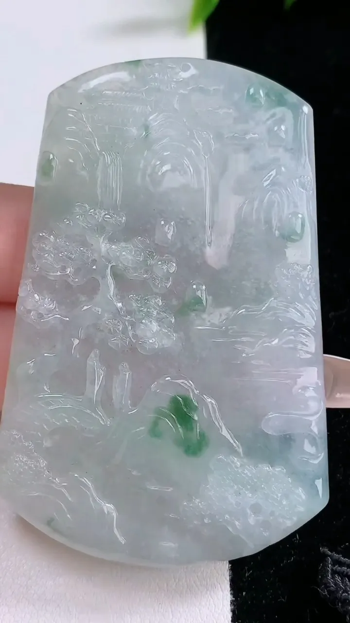 天然A货翡翠牌吊坠，尺寸64.7-42-5.4，重量:39.04g
1月29日