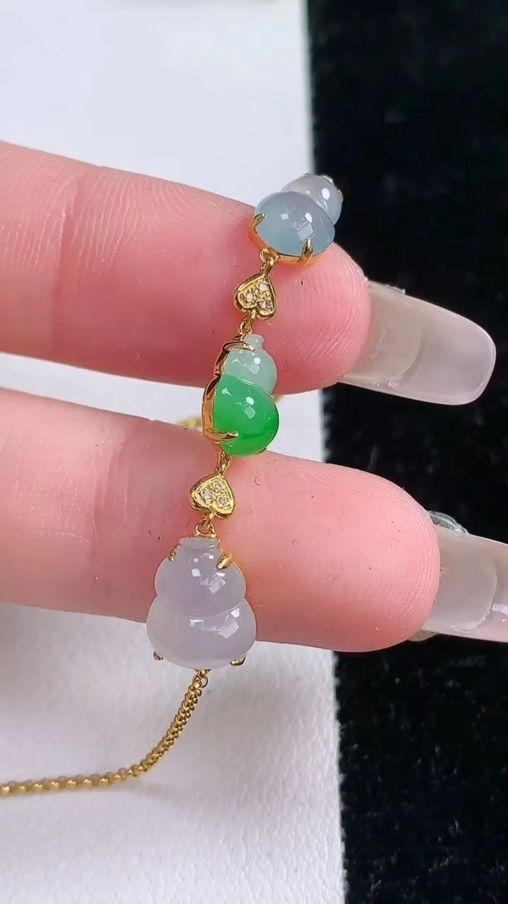 天然A货翡翠种白冰葫芦手链，尺寸8.3-7.6，重量:2.53g
1月29日