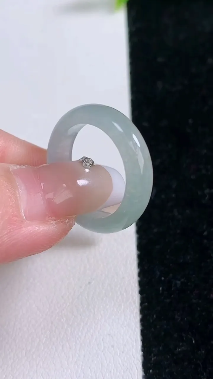 天然A货翡翠指环戒指，尺寸17.3-5-3.2，重量:3.11g2026年1月29日
工厂直销收藏佳品,种好水足，色泽均匀，有种有色，上手高大气！