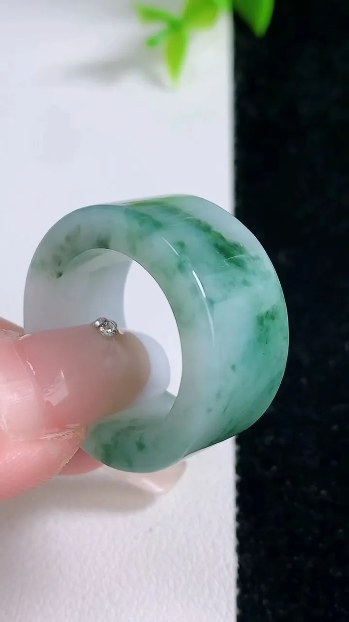 天然A货翡翠飘花指环扳指，尺寸19.2-12.2-4.2，重量:12.97g2026年1月29日
工厂直销收藏佳品,种好水足，色泽均匀，有种有色，上手高大气！