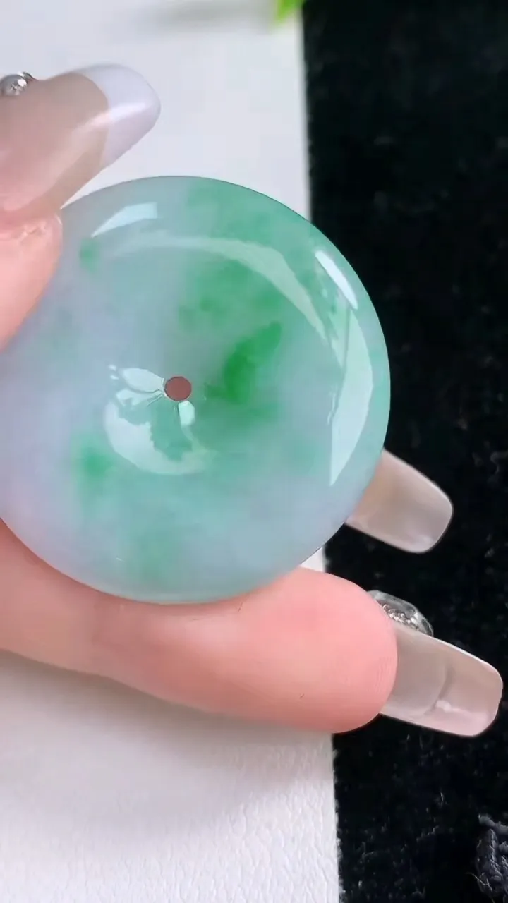 天然A货翡翠平安扣吊坠，尺寸34.6-5.7，重量:14.94g
1月29日