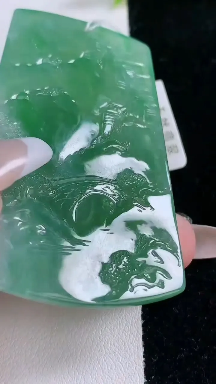 天然A货翡翠山水牌吊坠，尺寸64.5-40-6.2，重量:34.58g
1月29日
