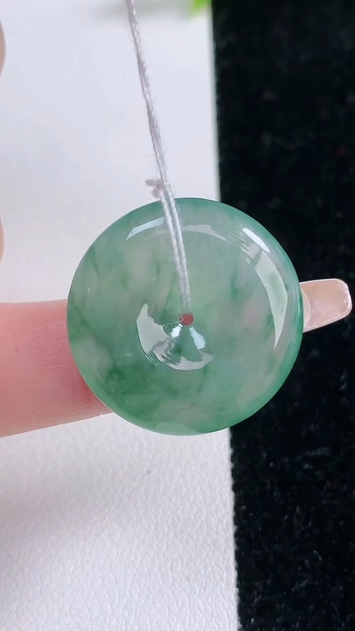 天然A货翡翠冰种飘花平安扣吊坠，尺寸24-5.8，重量:6.64g
1月29日