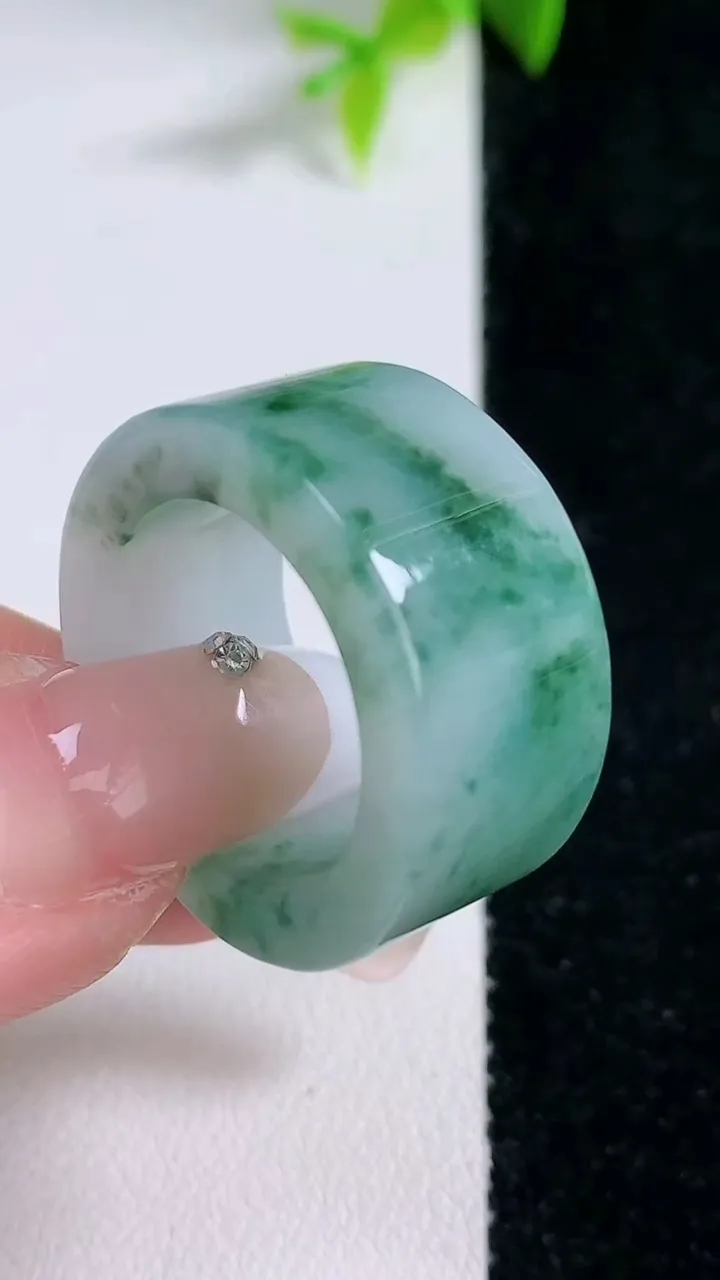 天然A货翡翠飘花指环扳指，尺寸19.2-12.2-4.2，重量:12.97g2026年1月29日
工