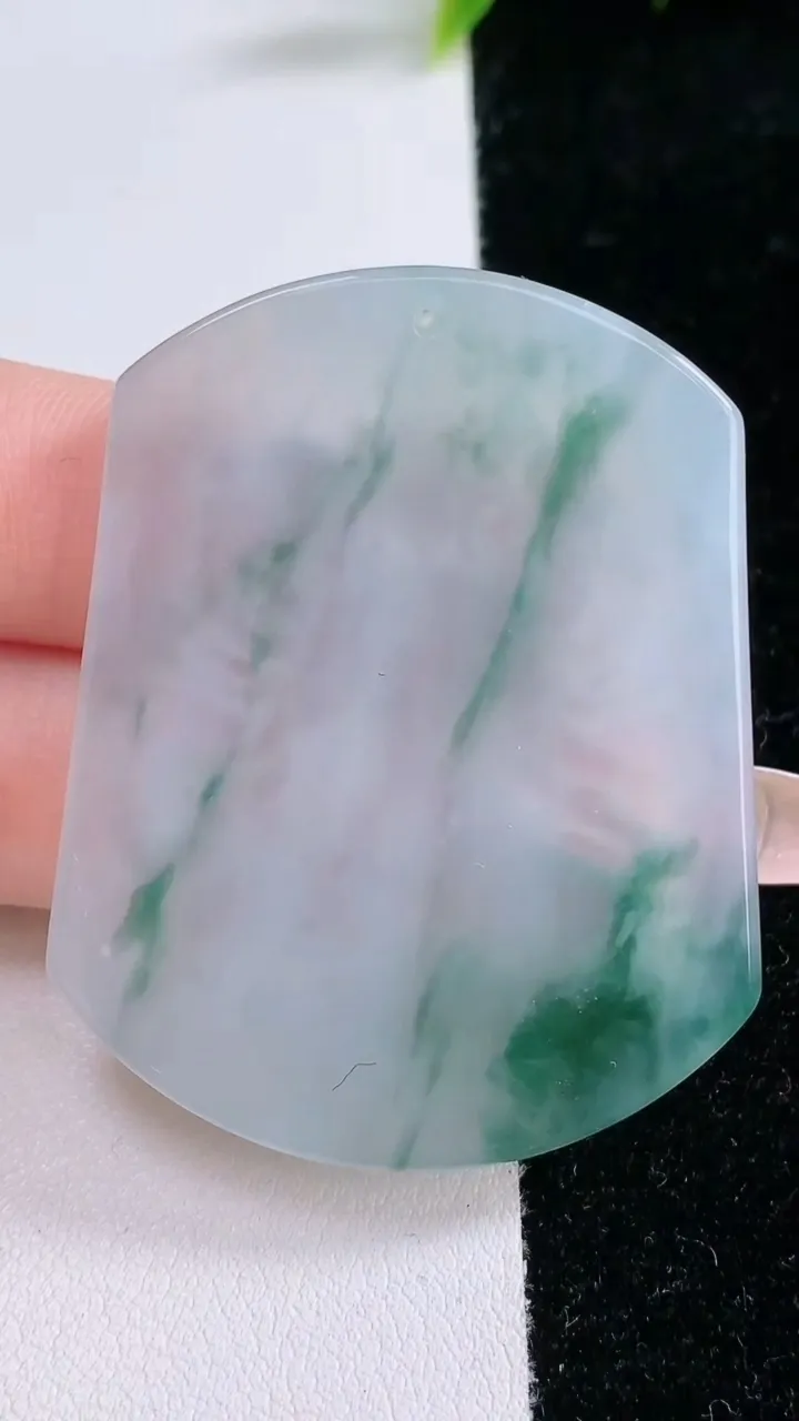 天然A货翡翠种飘花千手观音吊坠，尺寸49.6-39-5.2，重量:24.13g
1月29日